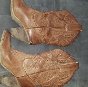 Heeled cowgirl boots